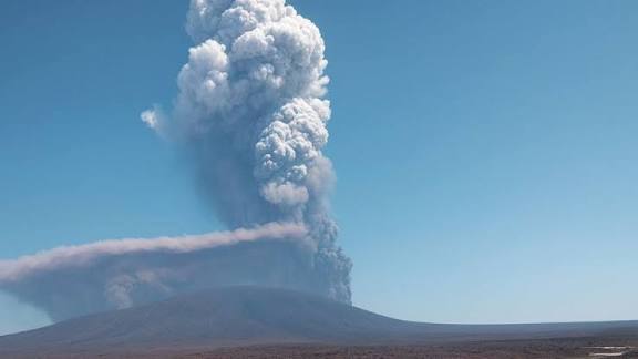 Ethiopia’s Hayli Gubbi shield volcano erupts, ending 12,000-year dormancy.