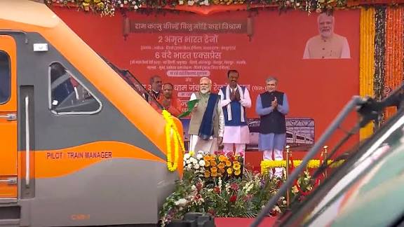 PM Modi Flags Off First "Amrit Bharat" Express Trains from Ayodhya.
