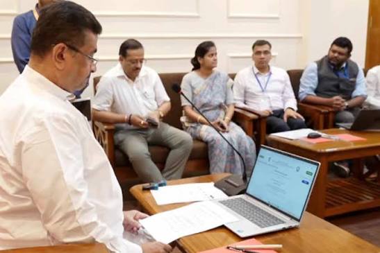 <b>Self-enumeration for India’s 16th Census begins in West Bengal.</b>