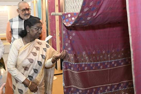<b>President presents Sant Kabir and National Handloom Awards 2025.</b>