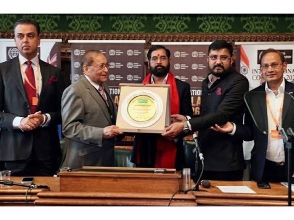 <b>Eknath Shinde receives inaugural Statesmanship Award in London.</b>
