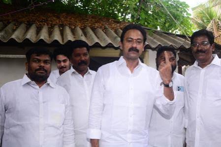 <b>Former Andhra Pradesh Deputy Chief Minister Alla Nani passes away.</b>