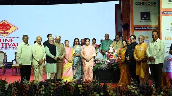<b>Mohan Joshi receives Lifetime Achievement Award at Pune Festival.</b>