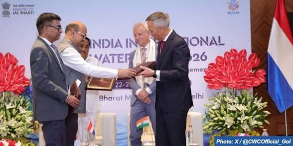 <b>India and Netherlands sign MoUs for Kalpasar water project.</b>