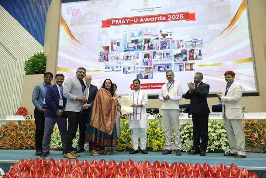 <b>MoHUA honours best-performing PMAY states on World Habitat Day.</b>