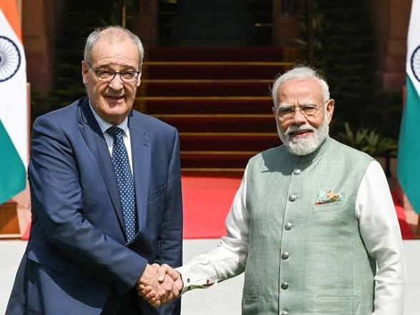 <b>India and Switzerland sign five pacts on trade and investment.</b>